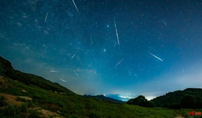 英仙座流星雨划过四川大黑山夜空