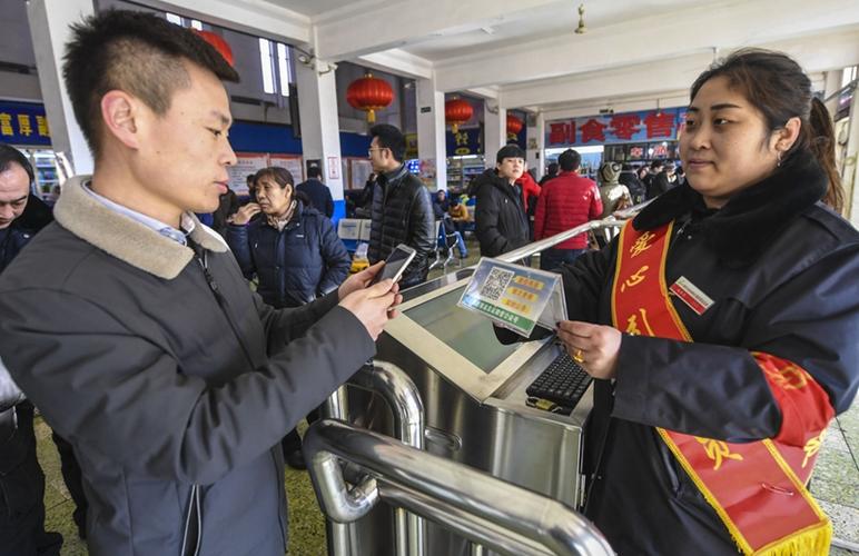 2月10日,在河北省廊坊汽车客运总站,旅客用手机扫描二维码进行购票.