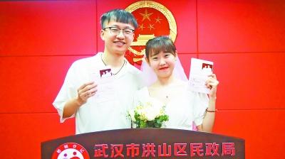 谭增栋和张宇婷在洪山区民政局领结婚证.