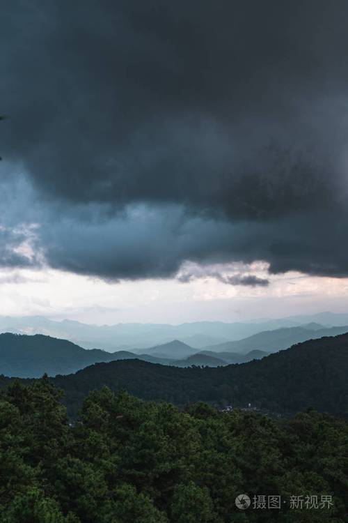 山景雨季黑云