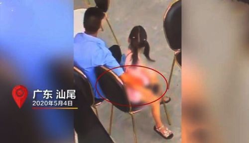 男子猥亵女童长达四分钟,家长竟在不远处干这事,网友:枉为父母