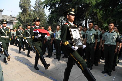 维和牺牲烈士申亮亮在家乡安葬_图片新闻_中国政府网