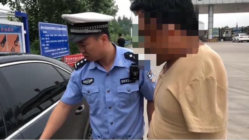 惊险!一男子单手残疾 无证驾驶上高速 交警为其捏了一把冷汗